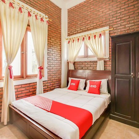 Oyo 3896 Villa Pesona Wisata Puncak Чіанджур Екстер'єр фото