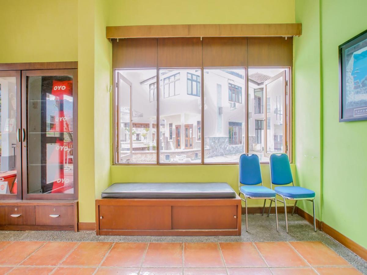 Oyo 3896 Villa Pesona Wisata Puncak Чіанджур Екстер'єр фото