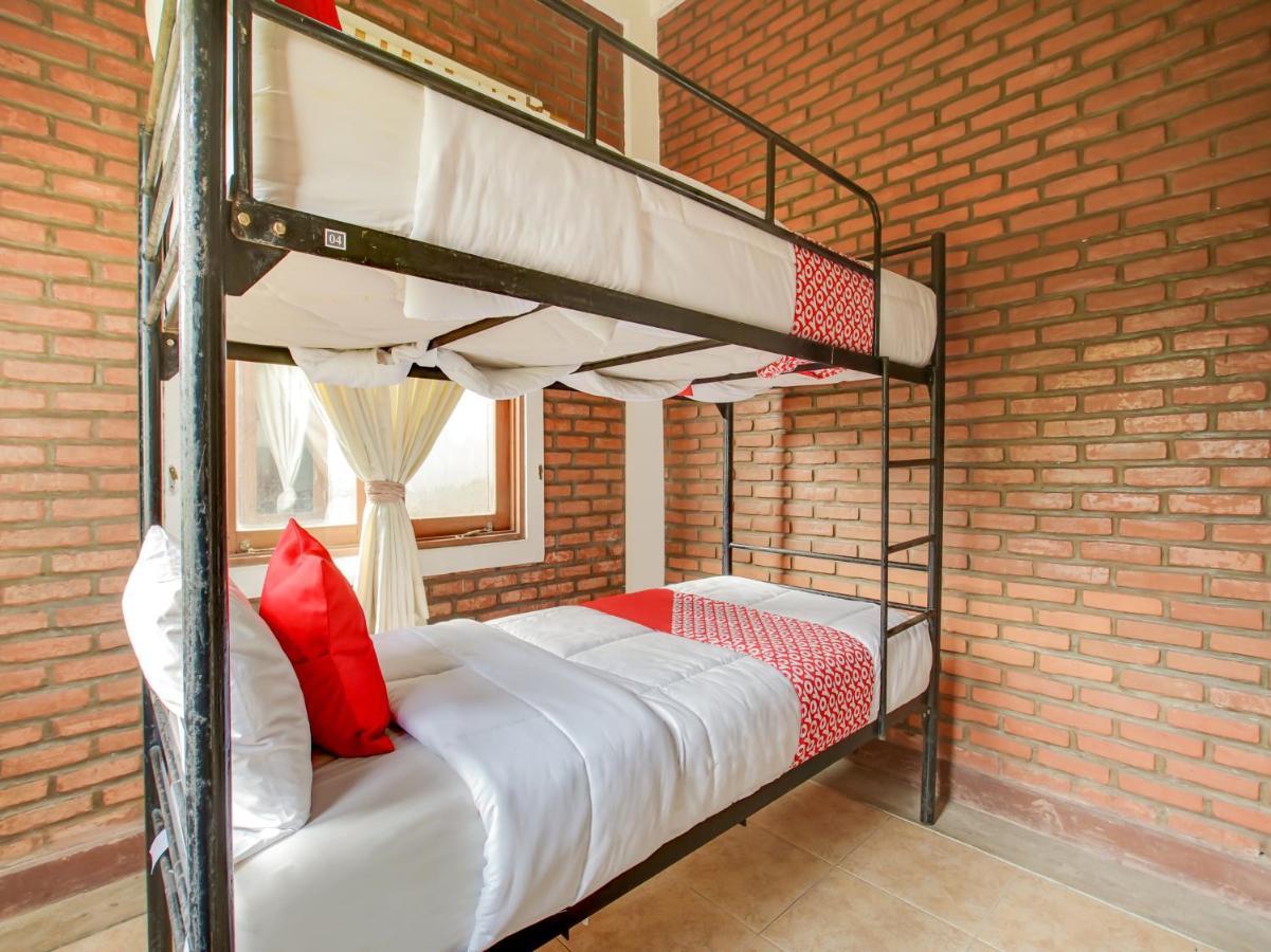 Oyo 3896 Villa Pesona Wisata Puncak Чіанджур Екстер'єр фото