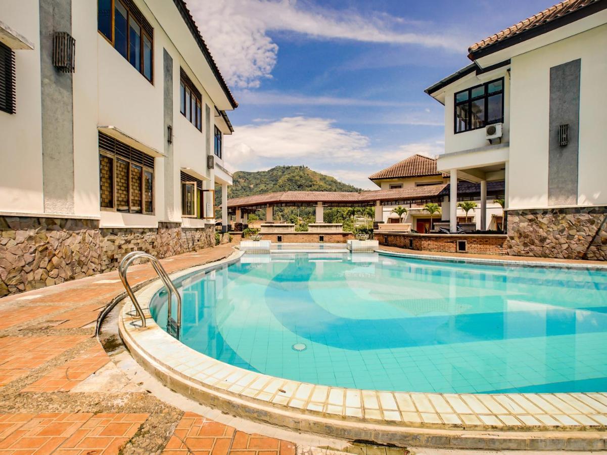 Oyo 3896 Villa Pesona Wisata Puncak Чіанджур Екстер'єр фото
