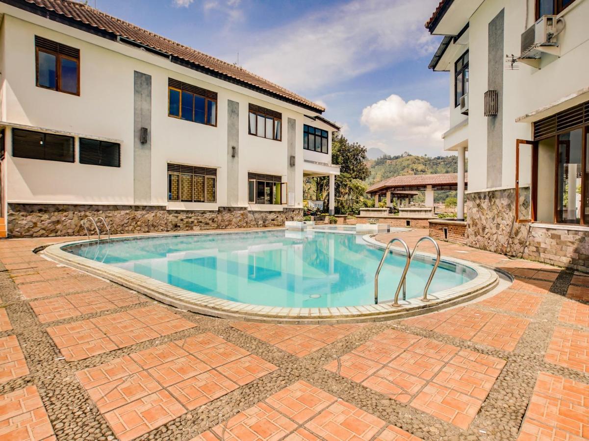 Oyo 3896 Villa Pesona Wisata Puncak Чіанджур Екстер'єр фото